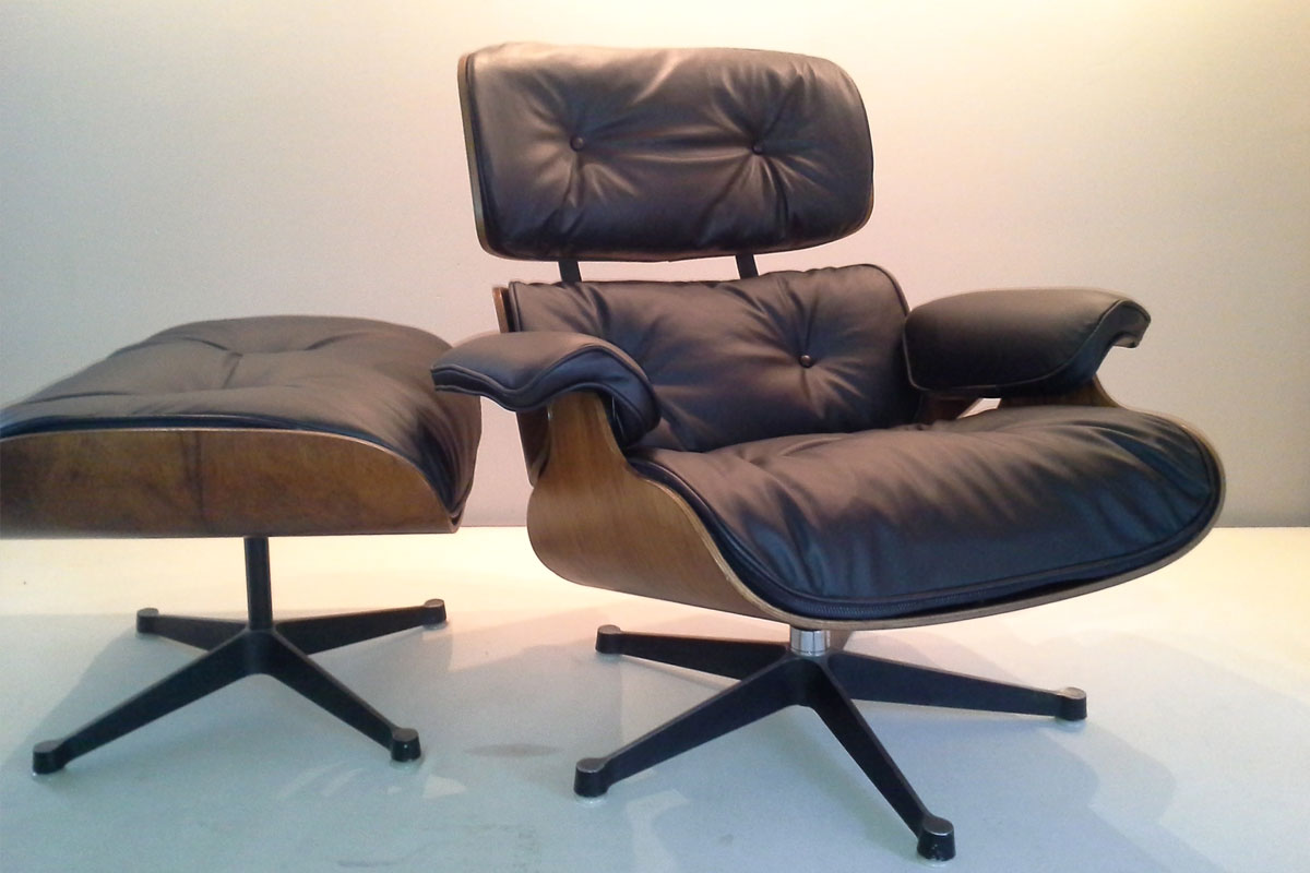 Eames lounge chair & ottoman By Charles and Ray Eams 1956. Refait complet avec cuir noir